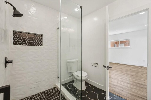 3427 S Victoria Ave, Los Angeles, CA 90016 - bathroom featuring recessed lighting, tile patterned floors, toilet, and tiled shower