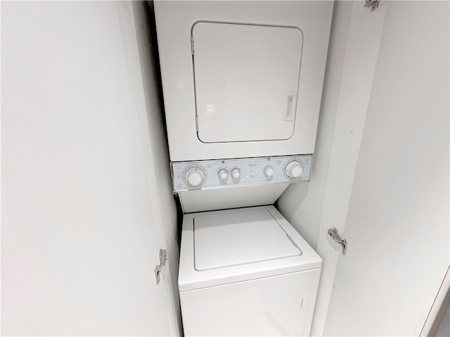 laundry room with laundry area and stacked washer and clothes dryer
