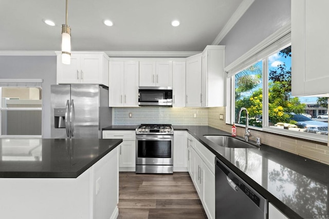 kitchen featuring a sink, crown molding, stainless steel appliances, and recessed lighting