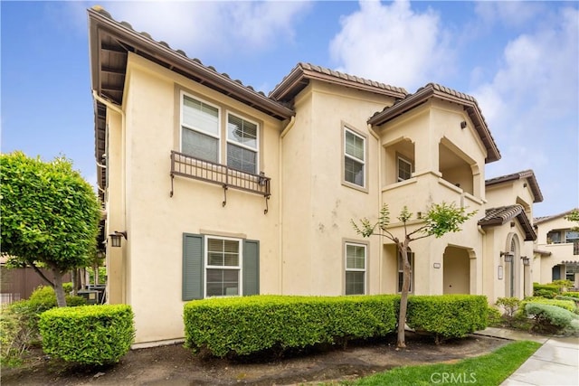 13435 Cascade Ct, Cerritos, CA 90703 - view of front of house with a balcony and stucco siding