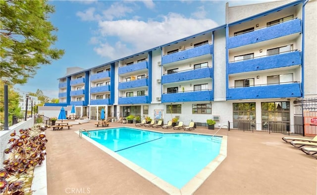 10982 Roebling Ave Unit 367, Los Angeles, CA 90024 - community pool with a patio area