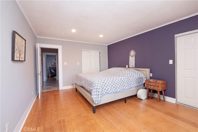 bedroom with crown molding, light wood-style flooring, recessed lighting, baseboards, and a closet