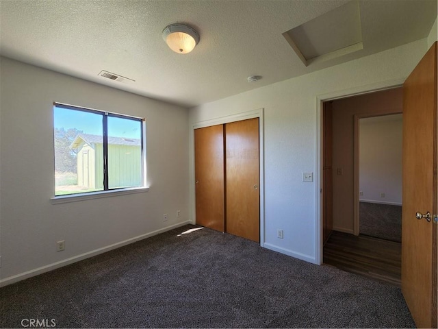 18580 Paskenta Rd, Corning, CA 96021 - unfurnished bedroom with carpet flooring, a textured ceiling, baseboards, visible vents, and a closet