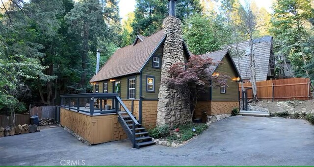 810 Lake Dr, Lake Arrowhead, CA 92352 - view of front of home with fence and roof with shingles
