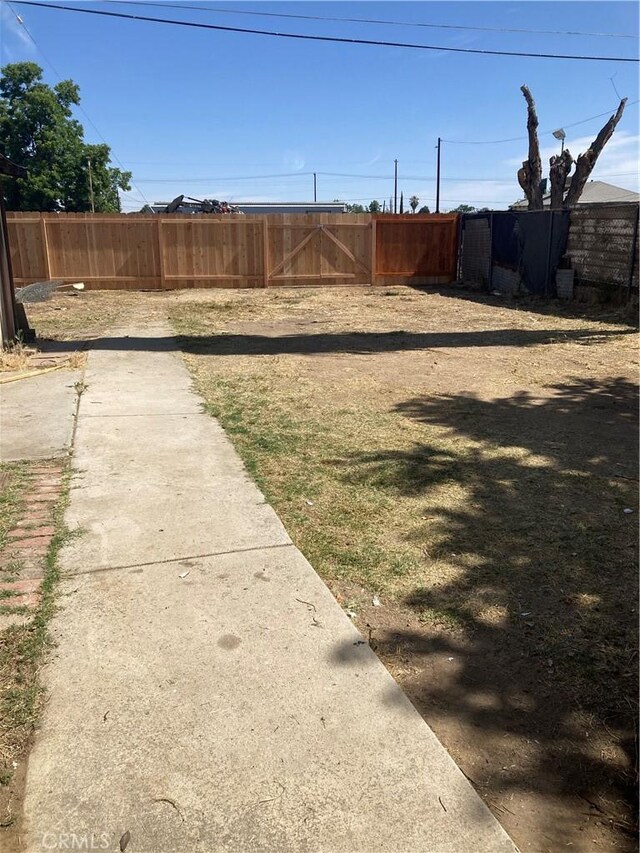 2404 E California, Bakersfield, CA 93307 - view of yard with fence