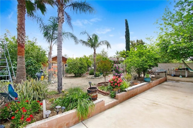 10005 Elwood Ave, Fontana, CA 92335 - view of patio featuring fence
