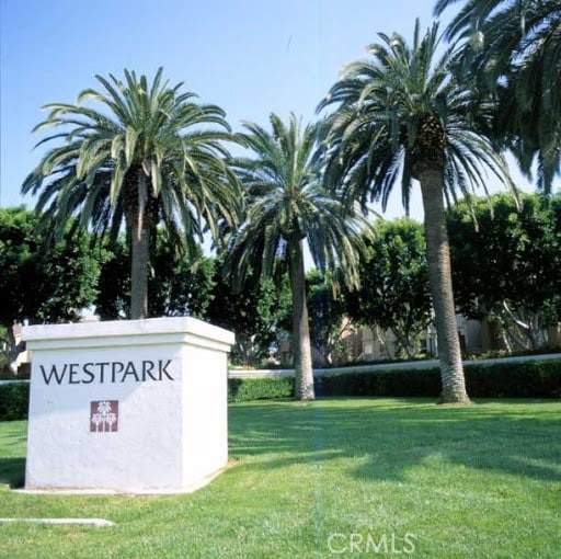 community / neighborhood sign featuring a yard