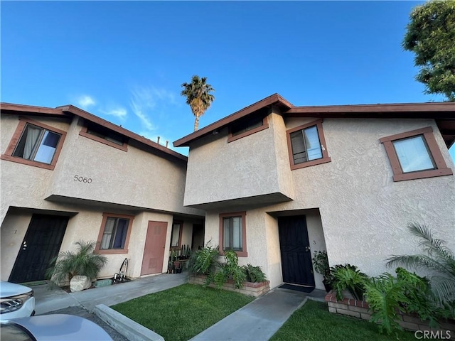 townhome / multi-family property featuring stucco siding