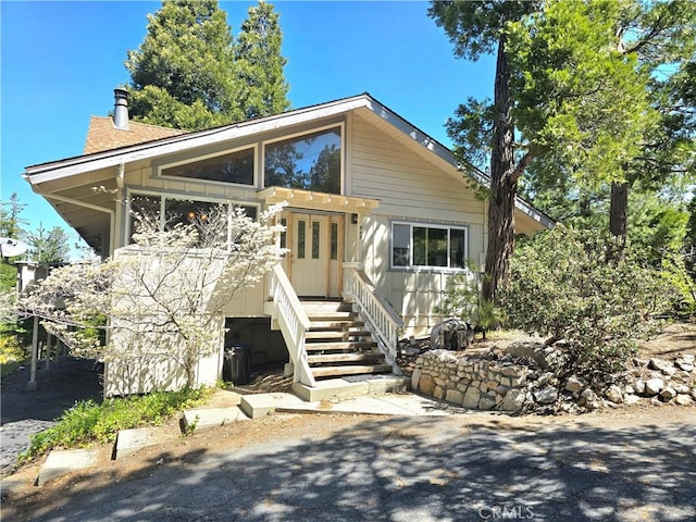 943 Grass Valley Rd, Lake Arrowhead, CA 92352 - view of front of property featuring a chimney