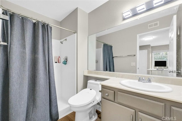 full bathroom featuring toilet, visible vents, curtained shower, and vanity