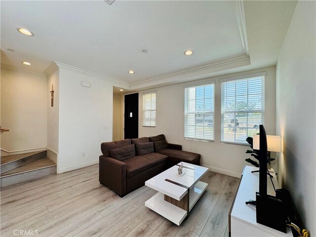 living area with recessed lighting, baseboards, ornamental molding, and light wood-style flooring