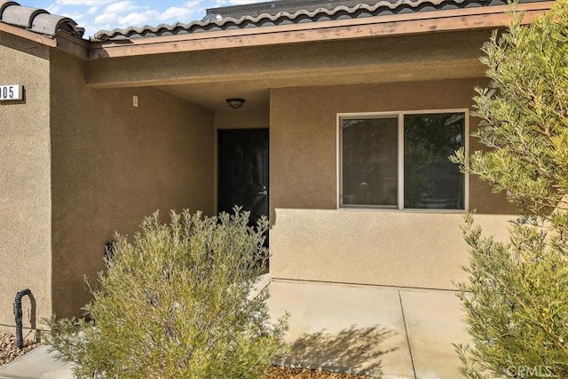 905 Broadway Ave, Barstow, CA 92311 - entrance to property with stucco siding and a tile roof