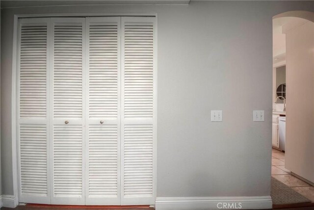 room details with arched walkways, baseboards, and dishwasher