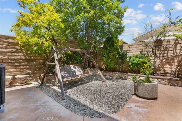29081 Madrid Pl, Castaic, CA 91384 - fenced backyard with a patio area