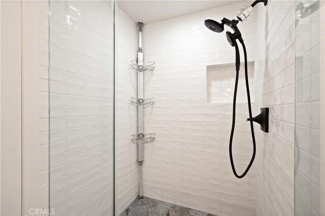 bathroom featuring a tile shower
