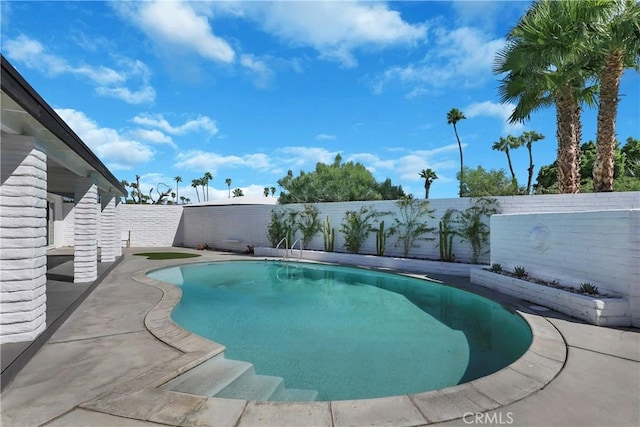 2480 N Aurora Dr, Palm Springs, CA 92262 - view of pool featuring a fenced backyard