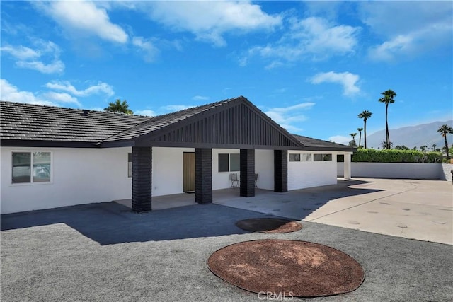 2480 N Aurora Dr, Palm Springs, CA 92262 - view of front of home with stucco siding, a patio, and driveway