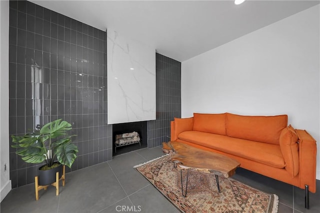 2480 N Aurora Dr, Palm Springs, CA 92262 - tiled living room with tile walls and recessed lighting