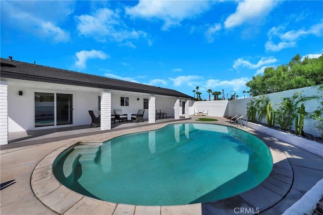2480 N Aurora Dr, Palm Springs, CA 92262 - view of pool featuring a patio area and a fenced backyard