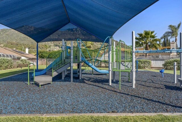4972 Lake Shore Ct, Fallbrook, CA 92028 - community play area featuring fence