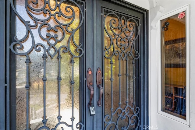 1031 Black Oaks Dr, Lake Arrowhead, CA 92352 - exterior view of a gate