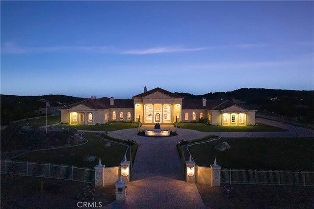 view of front of house with a fenced front yard