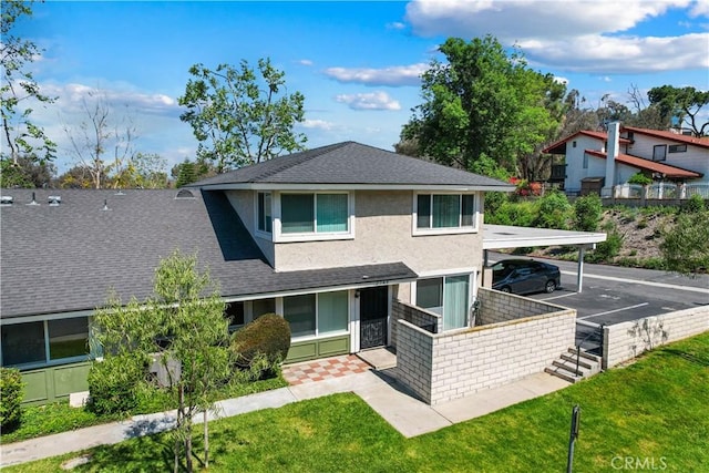 view of front of property featuring a shingled roof, stucco siding, uncovered parking, and a front lawn