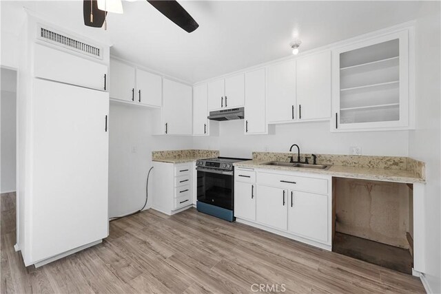 kitchen with ceiling fan, a sink, light wood-style flooring, electric stove, and under cabinet range hood