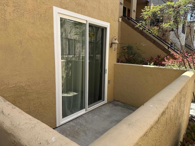 view of exterior entry with stucco siding