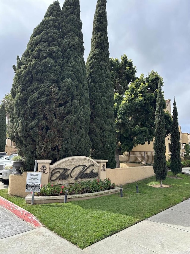 community sign featuring fence and a yard