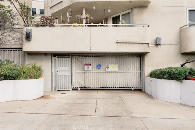 1310 N Detroit St Unit 405, Los Angeles, CA 90046 - exterior space with a gate