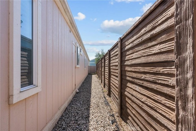 27828 Spyglass Ln, Canyon Country, CA 91351 - view of side of property featuring fence