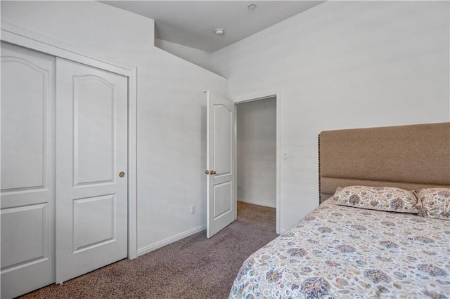 bedroom featuring carpet floors, baseboards, and a closet