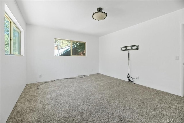 unfurnished room with carpet