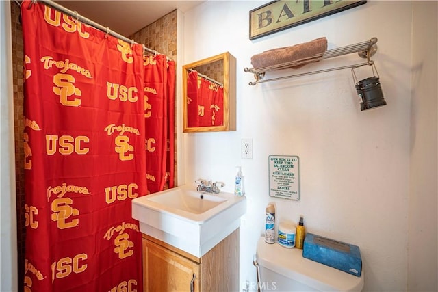 full bath featuring toilet, a shower with curtain, and vanity