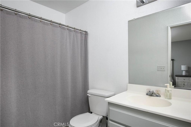 full bathroom featuring toilet, a shower with curtain, and vanity