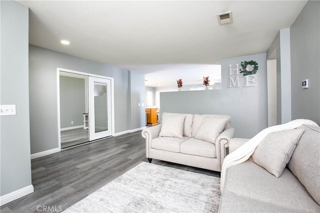 living area featuring visible vents, wood finished floors, baseboards, and recessed lighting
