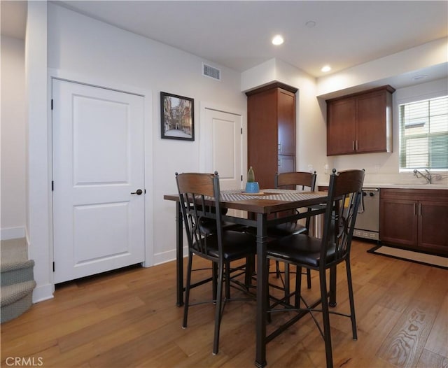 dining room featuring light wood-type flooring, recessed lighting, baseboards, and visible vents