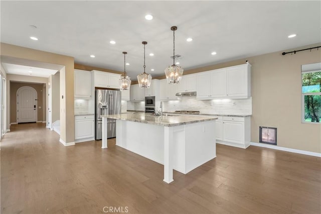 kitchen featuring a sink, baseboards, tasteful backsplash, and stainless steel appliances