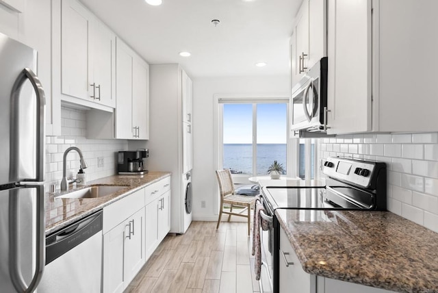 kitchen featuring recessed lighting, appliances with stainless steel finishes, a sink, and tasteful backsplash