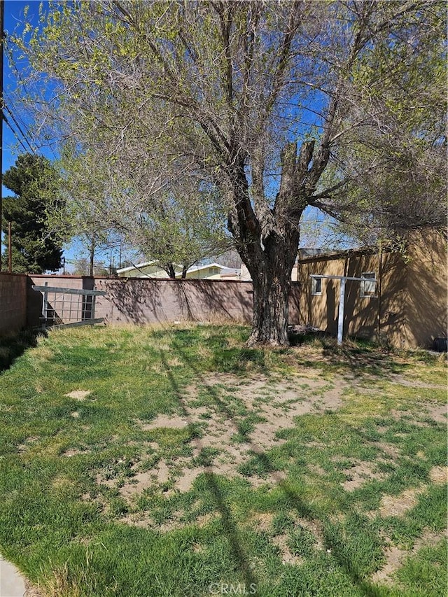 44645 Fig Ave, Lancaster, CA 93534 - view of yard featuring fence