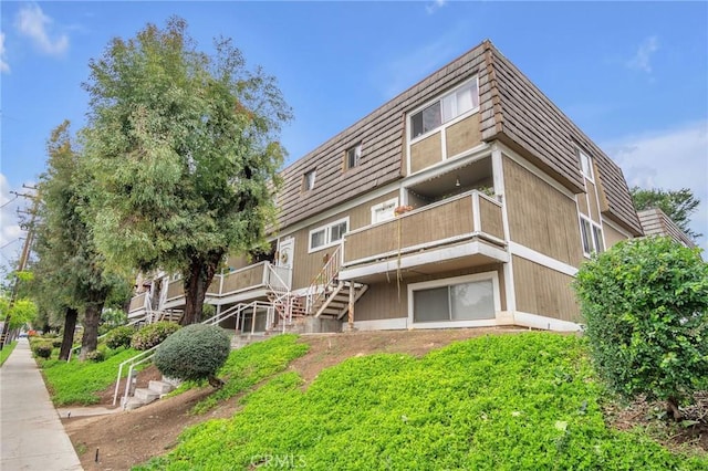 1925 Glenoaks Blvd, Unit San Fernando, CA 91340 - view of building exterior with stairway