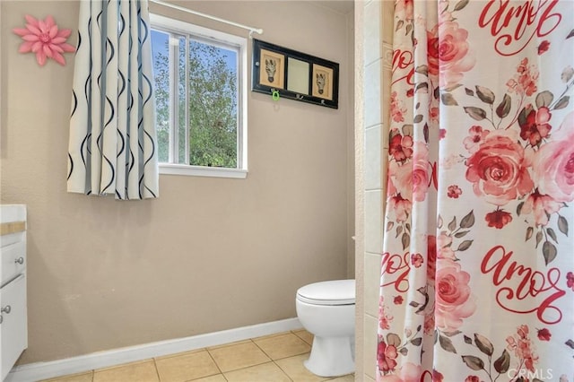 1925 Glenoaks Blvd, Unit San Fernando, CA 91340 - bathroom featuring baseboards, tile patterned flooring, toilet, vanity, and a shower with curtain