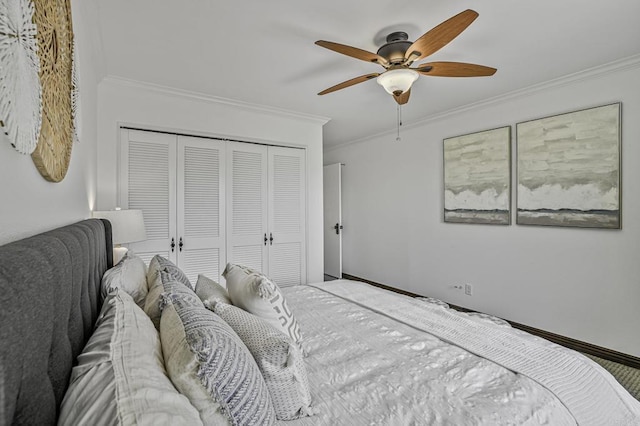 bedroom with a closet, ornamental molding, and a ceiling fan