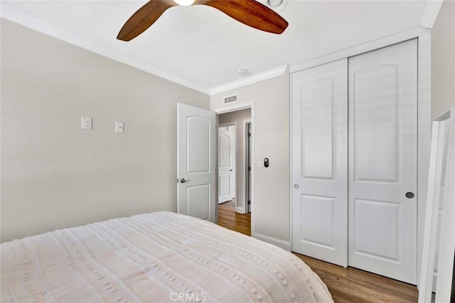 6702 Sun Dr Unit C, Huntington Beach, CA 92647 - bedroom featuring crown molding, a ceiling fan, wood finished floors, visible vents, and a closet
