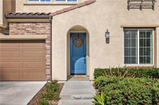 1253 Viejo Hills Dr, Lake Forest, CA 92610 - entrance to property featuring stucco siding and an attached garage