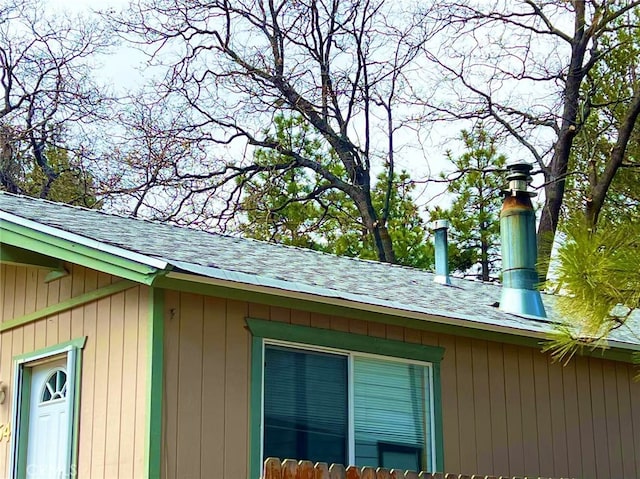 details featuring roof with shingles