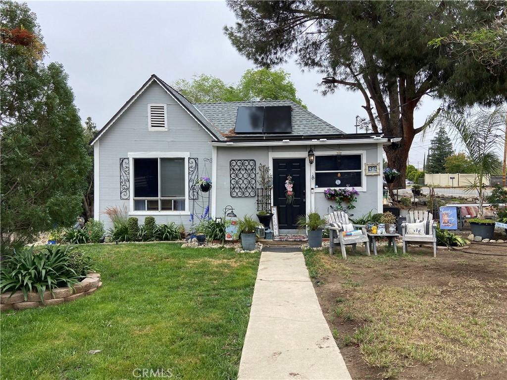1373 Agate Ave, Mentone, CA 92359 - bungalow-style house with roof with shingles and a front lawn