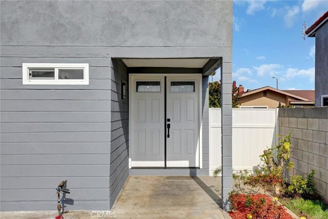 property entrance with fence