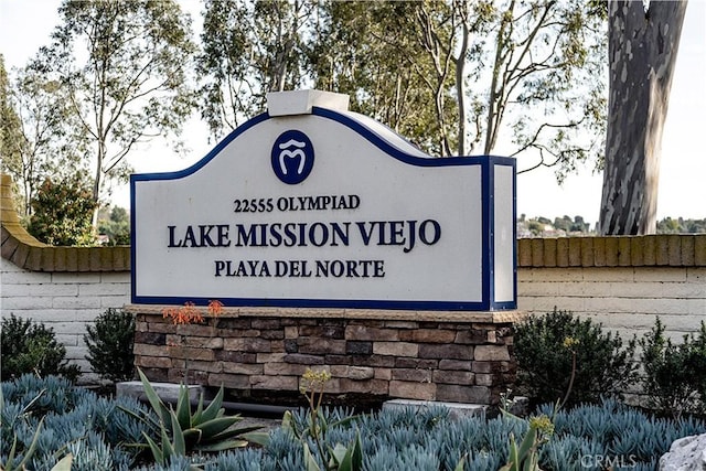 community sign featuring fence
